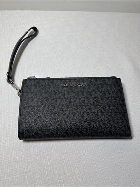 Michael Kors MK Jet Set Signature Zip Wallet Wristlet Detachable Strap
Like New